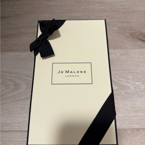 Jo Malone London Gift Box with Black Ribbon - Picture 1 of 3